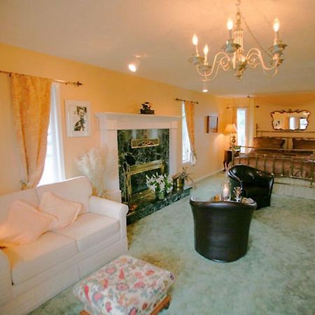 Hemingway'S By The Sea Bed & Breakfast Esquimalt Room photo