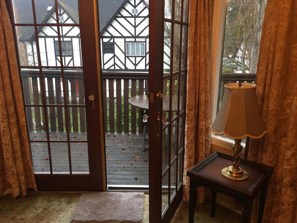 Hemingway'S By The Sea Bed & Breakfast Esquimalt Exterior photo