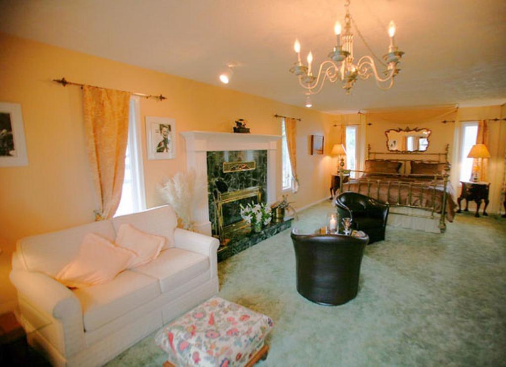 Hemingway'S By The Sea Bed & Breakfast Esquimalt Room photo