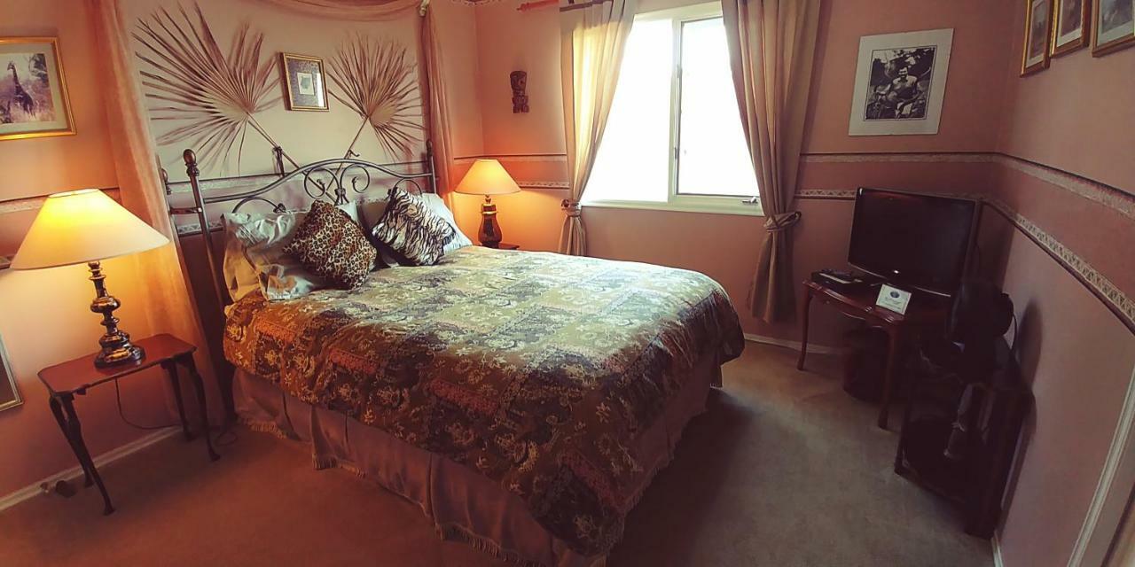 Hemingway'S By The Sea Bed & Breakfast Esquimalt Exterior photo